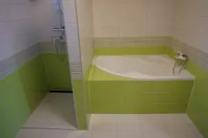 koupelna s vanou, sprchovým koutem, umyvadlem a WC