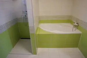 koupelna s vanou, sprchovým koutem, umyvadlem a WC