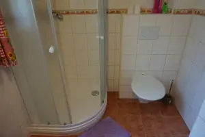 koupelna se sprchovým koutem, umyvadlem a WC v přízemí