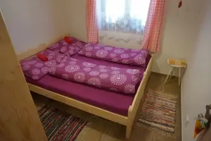 ložnice s dvojlůžkem v přízemí