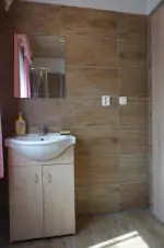 koupelna se sprchovým koutem, umyvadlem a WC v přízemí