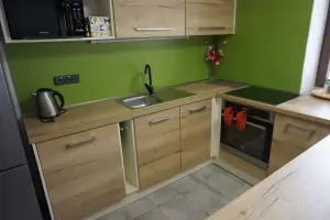 součástí obytného pokoje je plně vybavený kuchyňský kout
