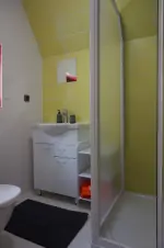 koupelna se sprchovým koutem, umyvadlem a WC v prvním patře