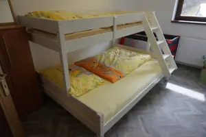 ložnice s patrovou postelí v prvním patře