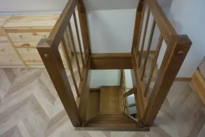 příkré schody do podkroví