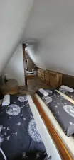podkrovní ložnice s dvojlůžkem a 2 lůžky