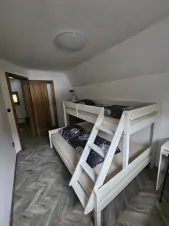 ložnice s patrovou postelí v prvním patře