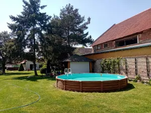 na zahradě mohou hosté využít zahradní bazén (průměr 5,5 m)