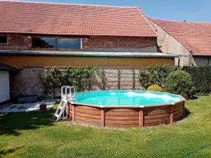 na zahradě mohou hosté využít zahradní bazén (průměr 5,5 m)