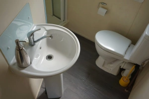 umyvadlo a WC v koupelně