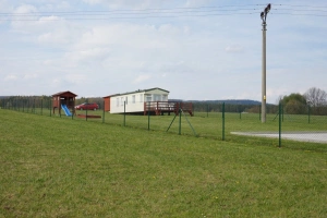 mobilní domek Bohutín leží v oplocené zahradě na kraji obce