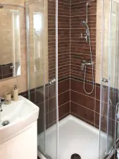 každý apartmán disponuje koupelnou se sprchovým koutem, umyvadlem a WC