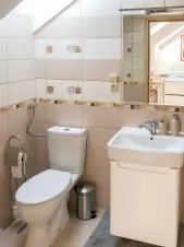 každý apartmán disponuje koupelnou se sprchovým koutem, umyvadlem a WC