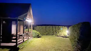 večerní snímek chaty Jetětické Samoty