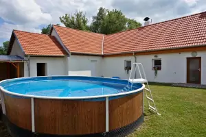 oválný nadzemní bazén je v létě ideálním osvěžením
