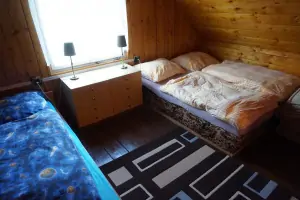 podkrovní ložnice s dvojlůžkem, 2 lůžky a rozkládací postelí pro 2 osoby