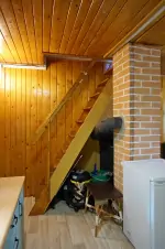 z obytného pokoje od kuchyňského koutu vedou příkré schody do podkroví