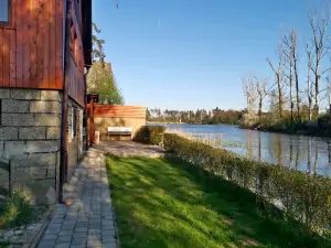 chata leží přímo u rybníka