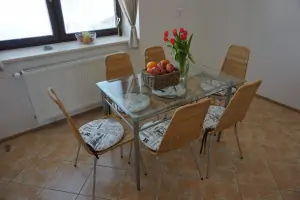 jídelní stůl a 6 židlí v kuchyni