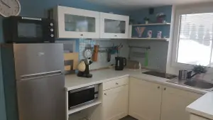 v kuchyni je aktuálně umístěna větší lednička s mrazícím boxem