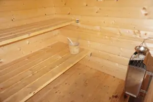 za chatou se nachází domeček s finskou saunou