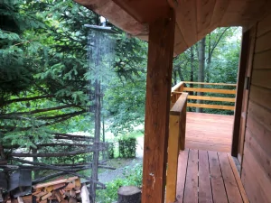 teresa a venkovní sprcha před vstupem do sauny