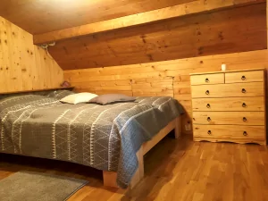 ložnice s dvojlůžkem v podkroví