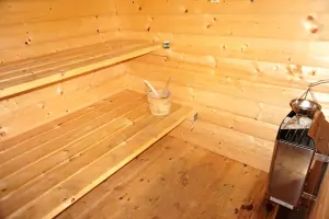 za chatou se nachází domeček s finskou saunou
