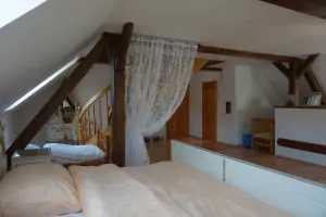 velká ložnice v prvním patře se 2 lůžky, postelí pro dítě do 10 let a dětskou postýlkou
