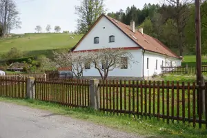 chalupa Horní Hynčina leží na okraji obce v malebné krajině severovýchodní části Českomoravské Vrchoviny