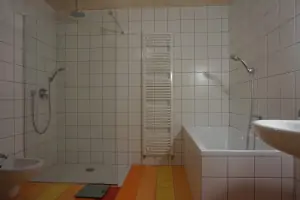 koupelna se sprchovým koutem, vanou, umyvadlem, WC a bidetem