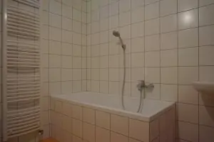 koupelna se sprchovým koutem, vanou, umyvadlem, WC a bidetem