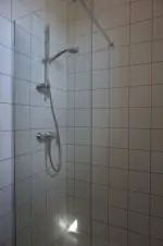 koupelna se sprchovým koutem a umyvadlem v prvním patře
