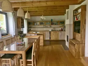 moderní obytný pokoj s kuchyňským koutem