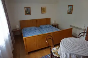 ložnice se 2 lůžky a rozkládací postelí pro 1 osobu v podkroví