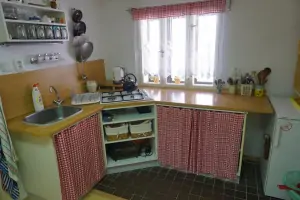 kuchyně je vybavena pro vaření a stolování 8 osob