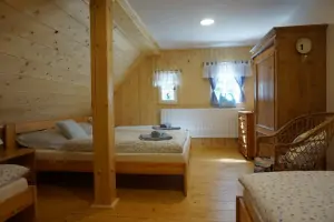 ložnice s dvojlůžkem a 2 lůžky v podkroví