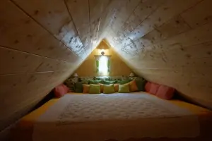 podkrovní pokojík s velkou matrací pro 4 osoby