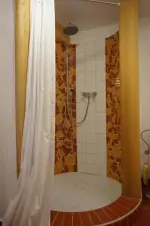 sprchový kout v koupelně v přízemí