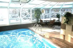 vnitřní celoročně provozovaný bazén (4,9 x 3 x 1,5 m)