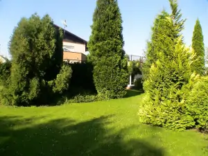 v zahradě rekreační vily Čejetice u Mladé Boleslavi