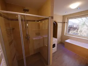 koupelna s vanou, sprchovým koutem, 2 umyvadly a pračkou