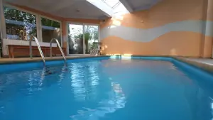 vnitřní celoročně provozovaný bazén (4,5 x 2,7 x 1,5 m)
