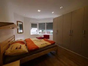 ložnice s dvojlůžkem v apartmánu