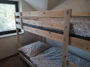 ložnice s patrovou postelí v podkroví