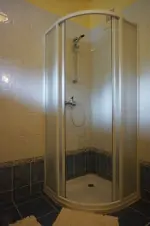koupelna s vanou, sprchovým koutem a umyvadlem