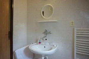 koupelna s vanou a umyvadlem v podkroví