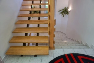 schodiště z přízemí do prvního patra