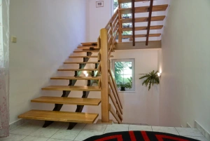 schodiště z prvního patra do podkroví