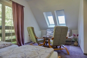 ložnice se 2 lůžky a sedacím koutem